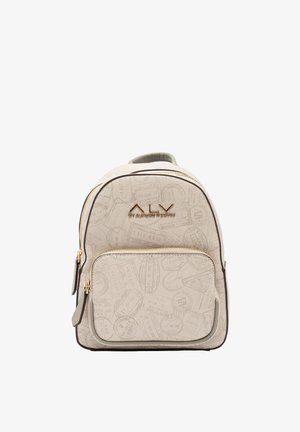 Piccolo zaino beige con motivi a timbri di viaggio, tasca frontale con zip, cerniere dorate e logo ALV di Alviero Martini sulla parte anteriore.