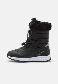 Juodasis žieminis botas su sintetine p�ūku, paminkštintu viršumi ir raištelių uždarymu. Yra tekstūruota guma, baltojo vidpadžio ir ženklinimo detalė.