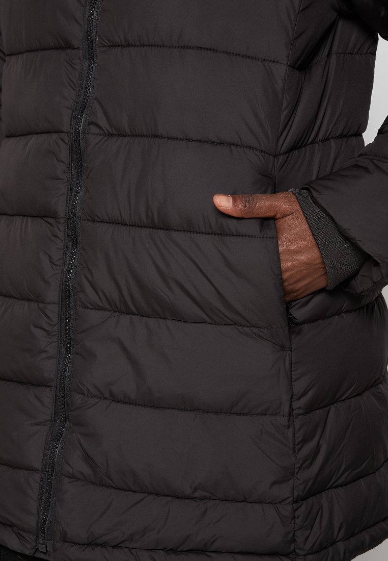 Veste matelassée noire avec fermeture éclair, motif matelassé horizontal et poches latérales. Comprend des poignets élastiques pour plus de chaleur.