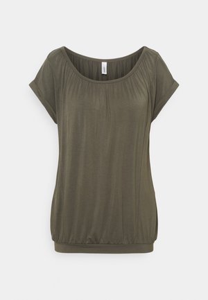 Haut olive à manches courtes avec un décolleté arrondi et une texture froncée au niveau de la poitrine. Comprend une taille flexible pour un ajustement décontracté.