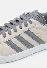 adidas Originals GAZELLE - Sneakers - grey one/grey three/footwear white