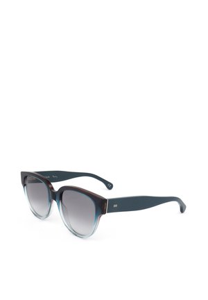 Occhiali da sole cat-eye con lenti sfumate scure e montature spesse blu-neri su sfondo bianco.