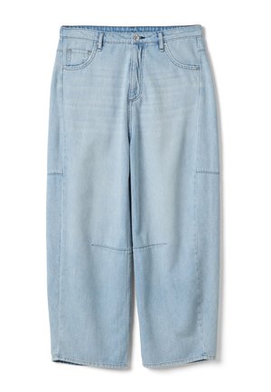 Hellblaue Jeans mit weitem Bein, vorderer Knopfleiste, Seitentaschen und Knie-Naht-Details.