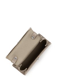 Portafoglio in pelle beige aperto che mostra scomparti interni vuoti con chiusure a pulsante su uno sfondo bianco.