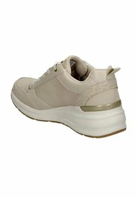 Sneaker beige chiaro con tomaia in pelle liscia e dettagli forati, suola intermedia bianca imbottita e un sottile dettaglio di branding dorato.