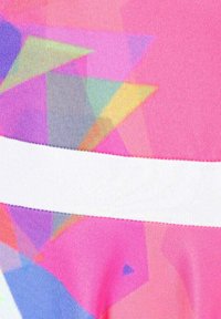 Multikleurig textiel met geometrische vormen in roze, paars en groen, met een effen witte band in het midden. Gladde textuur.