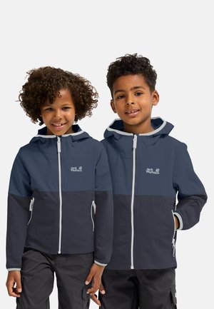 Blaue und graue Windjacken mit Kapuzen, ausgestattet mit einem Reißverschluss vorne, seitlichen Taschen und reflektierenden Details. Getragen von zwei Kindern.