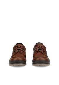 Chaussures décontractées en cuir marron à lacets avec col rembourré noir et semelles en caoutchouc noir et gris, vues de face sur fond blanc.