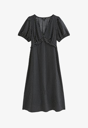 Czarna sukienka midi w białe groszki, z krótkimi bufkami na rękawach i dekoltem w kształcie litery V z marszczonym szwem pod biustem.