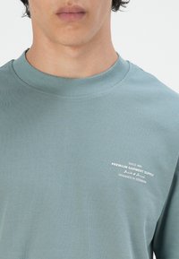Jack & Jones PREMIUM JPRBLACHAD BRANDING CREW NECK TEE - Marškinėliai su spaudiniu - goblin blue