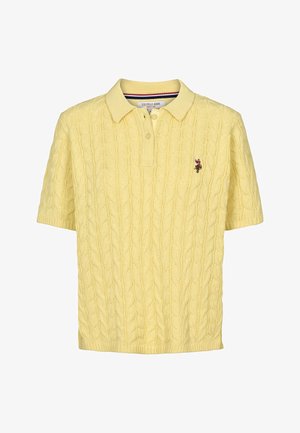 Poloshirt met korte mouwen in lichtgeel met een kabelgebreid ontwerp, voorzien van een drieknops placket en een klein geborduurd logo op de borst.