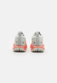 Nike Performance PEGASUS TRAIL 5 - Bėgimo bateliai, skirti nelygiam paviršiui - light silver/hyper crimson/light mango/vintage coral/khaki/laser orange