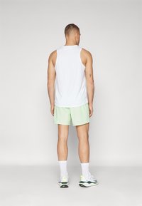 Nike Performance CHALLENGER - Urheilushortsit - vapor green/black/silver