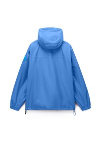 Blå hættejakke med elastiske manchetter, justerbar snøre i bunden og logopatch på venstre ærme, vist bagfra.