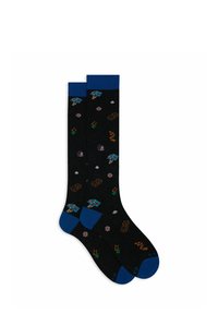 Calzini neri con risvolto blu, caratterizzati da motivi colorati di carte da gioco, dadi e vari simboli sparsi su tutto il tessuto.