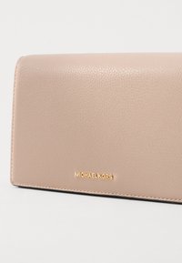 MICHAEL Michael Kors JET SET FLAP - Vakarsomiņa - soft pink