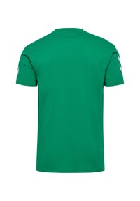 Grön t-shirt i bomull med rund halsringning och korta ärmar, med vita diagonala ränder på ärmarna. Slät textur, normal passform.