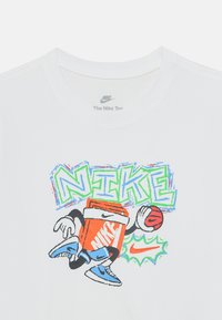 Λευκό βαμβακερό μπλουζάκι με πολύχρωμο γραφικό σχέδιο ενός καρτούν χαρακτήρα με πορτοκαλί κουτί και μπάλα του μπάσκετ, διακοσμημένο με πράσινα και μπλε στοιχεία.