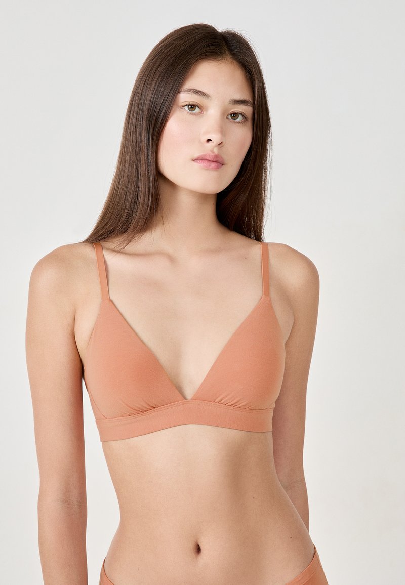 Trójkątny biustonosz w miękkim kolorze rdzy, wykonany z gładkiego materiału. Posiada cienkie, regulowane ramiączka oraz minimalistyczny design bez ozdób.