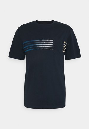 Granatowy t-shirt z krótkim rękawem, z małą kieszonką na piersi oraz poziomymi, niebiesko-białymi paskami w stylu pociągnięć pędzla na klatce piersiowej i kieszeni.