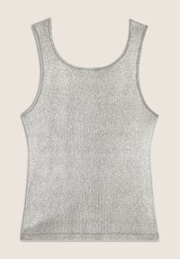 Top de tirantes plateado hecho de tejido de canalé. Presenta un escote redondo y tirantes anchos, con una textura suave y sin patrones visibles.