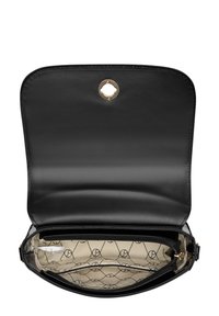 Bolso de mano de cuero negro con un detalle de herrajes circulares dorados. El interior cuenta con un forro beige con un patrón de diamantes y un compartimento con cremallera.