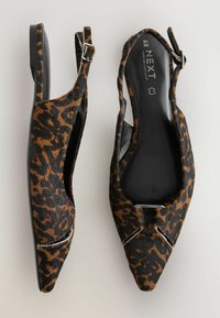 Chaussures slingback à bout pointu en tissu léopard marron et noir, avec un design épuré, une accent en boucle argentée et une semelle plate.