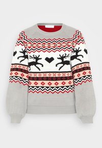 Szary sweter z czerwonym dekoltem; posiada czarne renifery, wzory w zygzaki oraz geometryczne w kolorze czerwonym i kremowym. Dzianinowa faktura i ściągacze na mankietach.