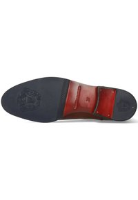 Suela de zapato de cuero con una sección de goma oscura, que presenta un emblema decorativo y el número de talla. Textura suave en tonos rojos y negros.
