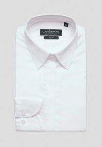 Biała, dopasowana koszula wykonana z gładkiego materiału, z klasycznym kołnierzykiem, zapięciem na guziki z przodu oraz mankietami zapinanymi na podwójne guziki. Oznaczona etykietą "LANCERTO."