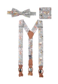 Grau gemusterte Hosenträger mit floralen Motiven und hellbraunen Lederakzenten, passend zu einer Fliege und einem Einstecktuch. Verstellbares Design für einen sicheren Sitz.