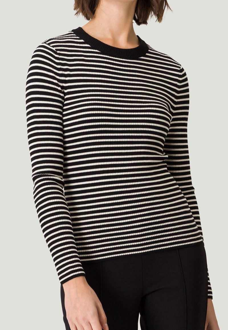 Sweter z długim rękawem w czarno-białe poziome paski, o plisowanej fakturze, z okrągłym dekoltem i dopasowanym krojem.