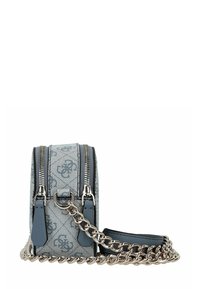 Piccola borsa a tracolla azzurra a motivi con doppia cerniera e tracolla in catena argentata attorcigliata accanto, mostrata di lato.
