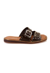 Bruine leren slidesandalen met twee brede banden, metalen gespen, decoratieve studs en een platte zool met een lichte hak.