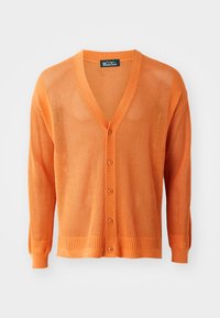 Strickjacke in Orange mit V-Ausschnitt, Knopfleiste, langen Ärmeln sowie gerippten Bündchen und Saum. Die Textur ist offen gewebt.