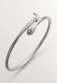Pulsera de plata en forma de serpiente que presenta un diseño texturizado y enrollado con escamas detalladas y un acabado suave. Opción de tamaño ajustable.