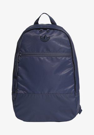 Marineblauwe rugzak met voorvak met ritssluiting, dubbele bovenste ritstrekkers, gestikt logo en gevoerde handgreep om te dragen.