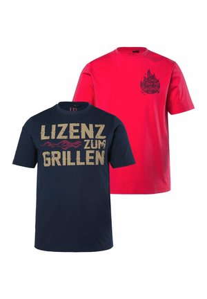 To korteærmede T-shirts med rund halsudskæring, den ene marineblå med teksten "Lizenz zum Grillen", den anden rød med en flammegrafik og lille tekst på brystet.