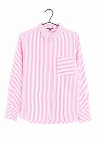 Camicia a maniche lunghe a righe verticali bianco e rosa, con colletto e taschino sul petto con righe orizzontali, appesa a una gruccia nera.