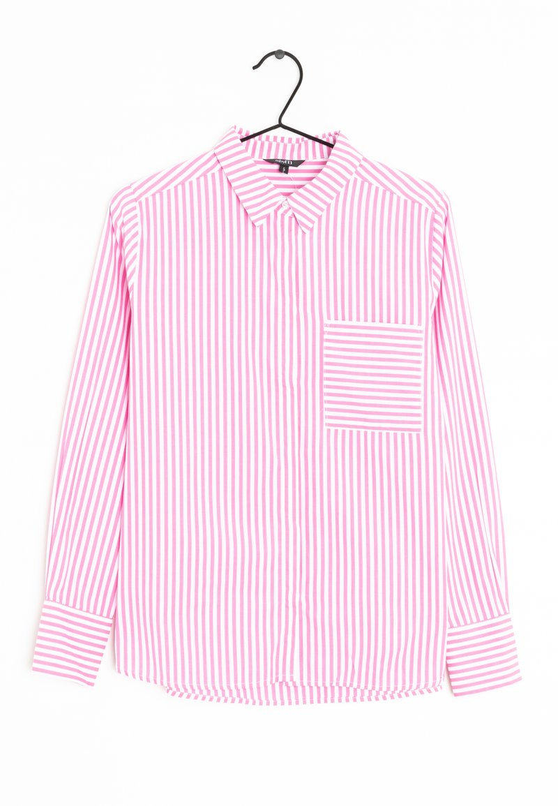 Camicia a maniche lunghe a righe verticali bianco e rosa, con colletto e taschino sul petto con righe orizzontali, appesa a una gruccia nera.