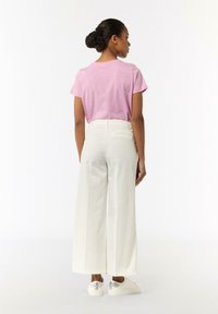 comma casual identity  WEITEM  biały