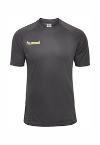 Dunkelgraues kurzärmeliges Sportshirt mit Rundhalsausschnitt, mit gelbem "hummel"-Logo auf der linken Brust und dezenten gelben Details an den Seiten.
