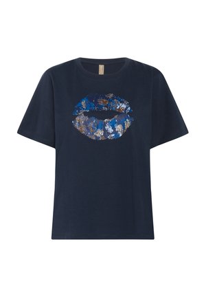 T-shirt en coton bleu marine avec un grand imprimé de lèvres texturé dans des tons de bleu et de bronze sur le devant. Manches courtes, coupe ample.