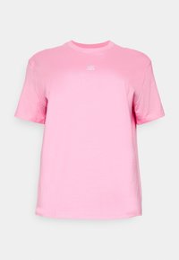 Rosa kortärmad Adidas T-shirt med rund hals och liten vit logotyp centrerad under kragen mot en enfärgad bakgrund.