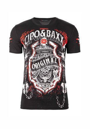 T-shirt en coton noir avec un grand design graphique agrémenté d'accents rouges, de chaînes et d'un symbole de crâne. Manches courtes avec des détails usés.