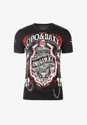 Zwarte katoenen T-shirt met een grote grafische print met rode accenten, kettingen en een doodshoofd symbool. Korte mouwen met verouderde details.