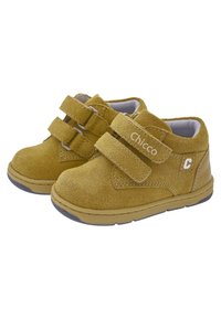 Scarpine per bambini in suede giallo con due strap in velcro, punta arrotondata e suola in gomma grigia con bordo cucito. Logo del brand visibile.