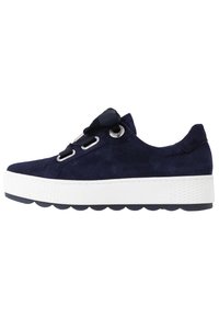 Sneaker in suede blu navy con suola in gomma bianca testurizzata, forma allungata e lacci decorativi con dettagli in metallo argento.