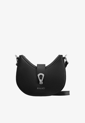 Crna kožna torba na remenu s zaobljenim oblikom, glatkom teksturom, srebrnim metalnim detaljima, kopčom sprijeda i podesivim remenom.