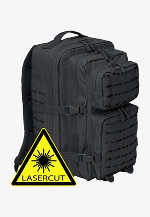 Czarny plecak taktyczny z wieloma przegrodami, wyściełanym meshowym tyłem i akcentami wyciętymi laserowo; zawiera wzmocnione zamki błyskawiczne i regulowane paski.